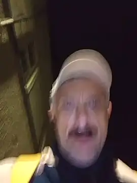 your-new-hoT-uncle: διαδικτυακό σόου στην κάμερα