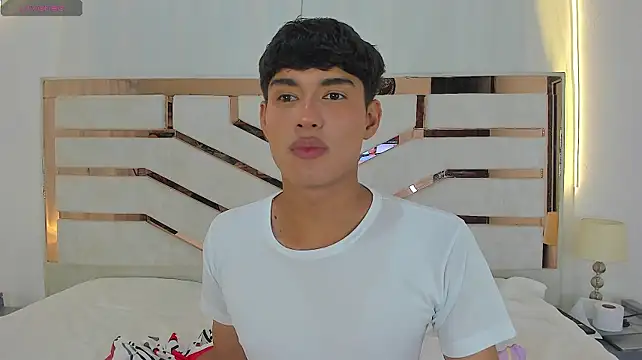 XXX chat uživo modela ADRIAN_LUUST