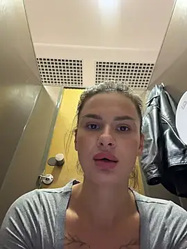 MiraReach's Live XXX Chat
