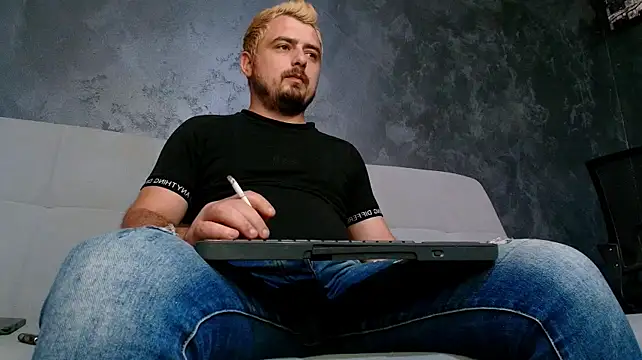 CLOUDYMarkWayne élő XXX-chatje