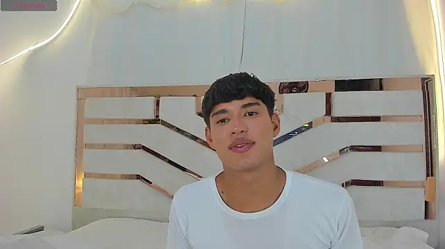 Chat +18 de ADRIAN_LUUST ao vivo