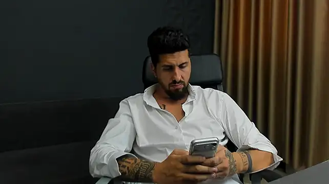 LoganStroud élő XXX-chatje