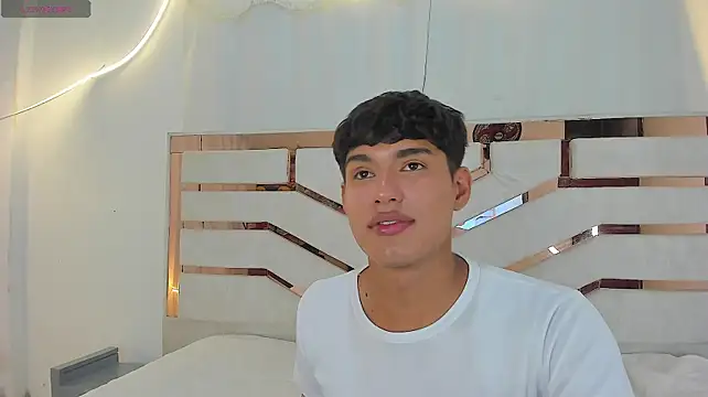 ADRIAN_LUUST live XXX chat