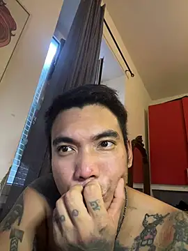 mikeysins2 Show in webcam
