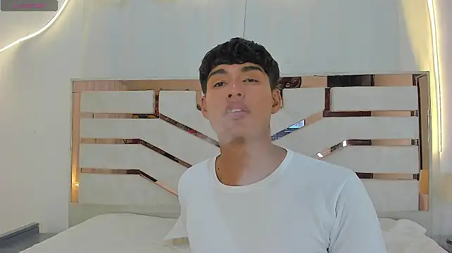 Chat XXX en directo de ADRIAN_LUUST