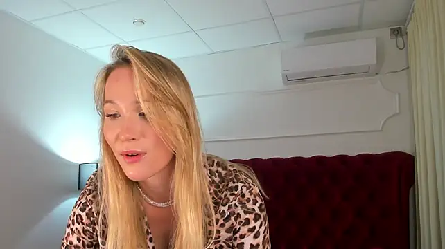 XXX chat uživo modela ElaraVoltage