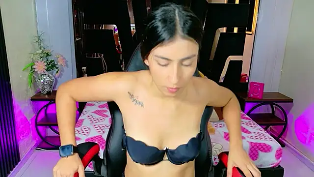 Chatroom XXX en direct de KattiSQUIRTTx