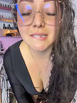 XXX chat uživo modela Nails_Lucia