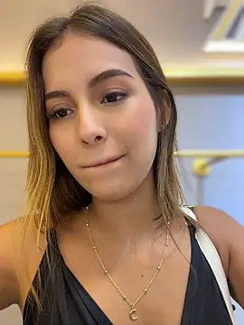 Valeria-escobar Adlı Modelin Canlı XXX Sohbeti