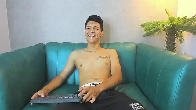 Chat +18 de Julian_Fiire ao vivo