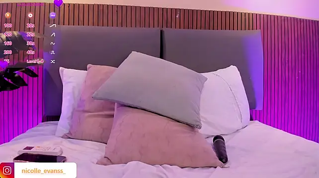 Živý XXX chat NicolleeEvanss