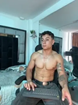 MR_MUSCLE: διαδικτυακό σόου στην κάμερα