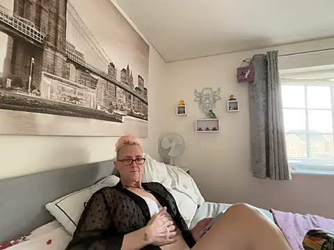 Curvy-Jinx live XXX chat