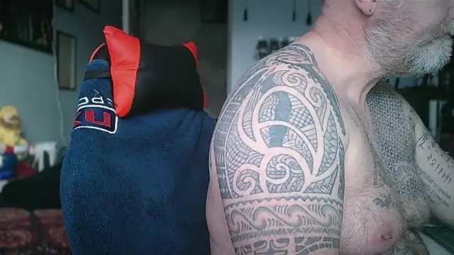 แชท XXX สดของ Tattooed_Dilf_01