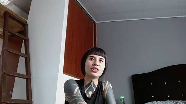Emilia_1995 Live XXX-Chat