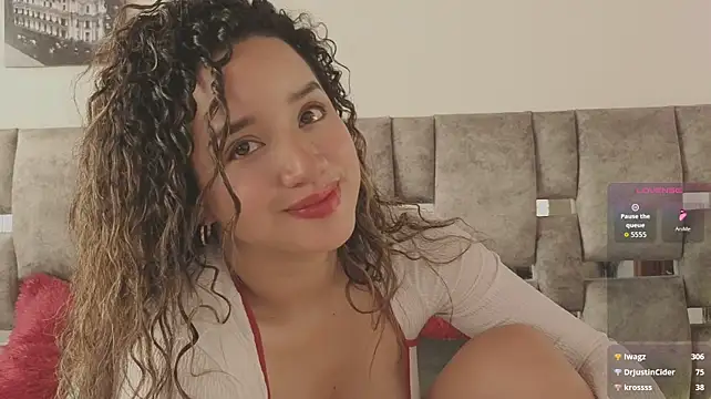 emilyrouxe Adlı Modelin Canlı XXX Sohbeti