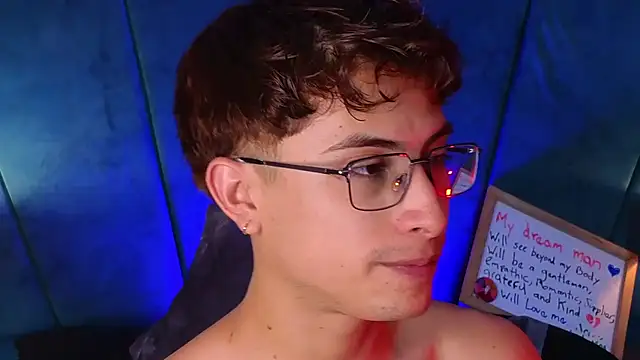 Aaron_Eze Adlı Modelin Canlı XXX Sohbeti