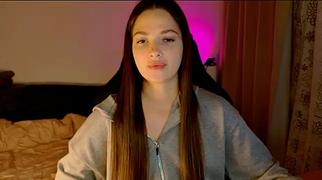 KiraVair Adlı Modelin Canlı XXX Sohbeti