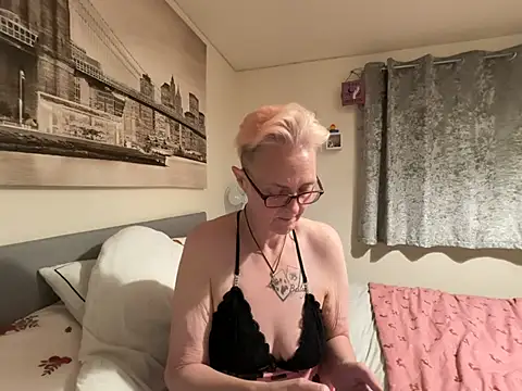 Curvy-Jinx Live XXX Chat
