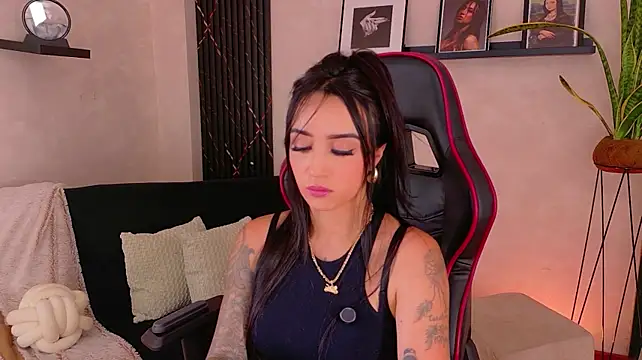 EmmyEvans1's Live XXX Chat