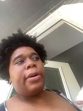 bigmama_deshayyy: διαδικτυακό σόου στην κάμερα