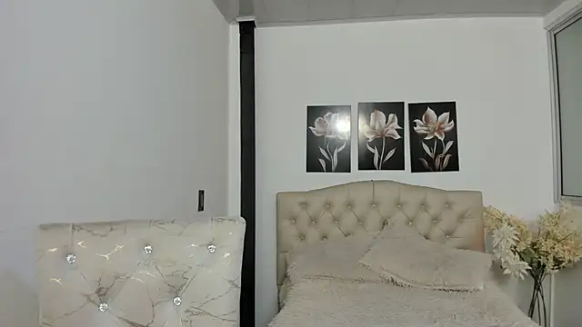 pinky_f00x's Live XXX Chat