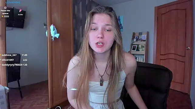 Tiny_Kiss live XXX chat