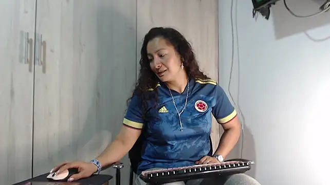khawit_1 Adlı Modelin Canlı XXX Sohbeti