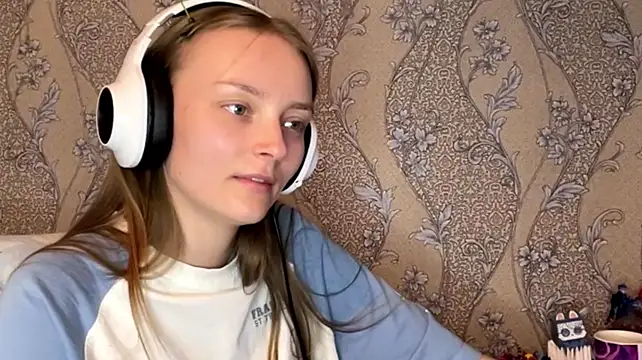 EmyMiu Adlı Modelin Canlı XXX Sohbeti