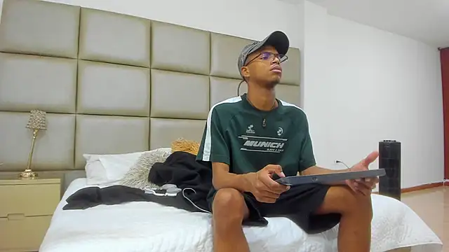 Show modela ChrisZurick na web-kameri
