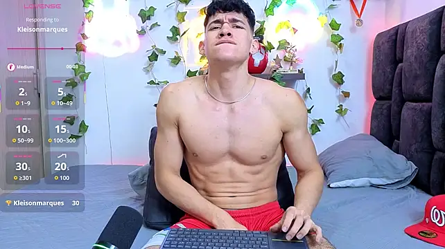 Luke_Muscle élő XXX-chatje