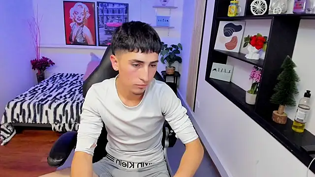 Benji23_ Live XXX Chat