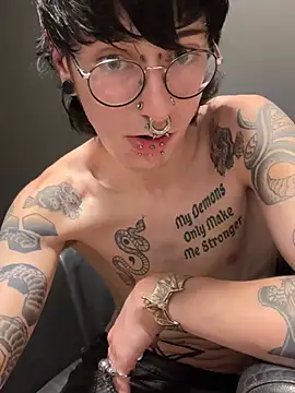 Chatroom XXX en direct de GothSadist