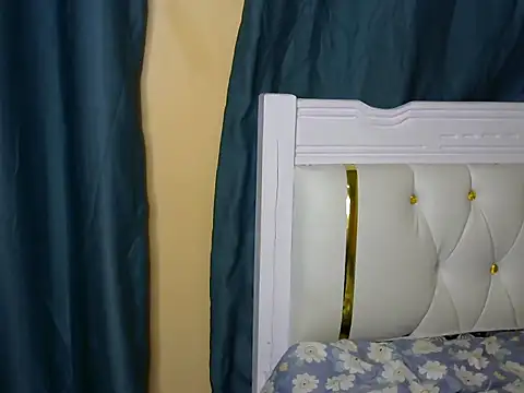 PetitePeachyy's Live Chat Room