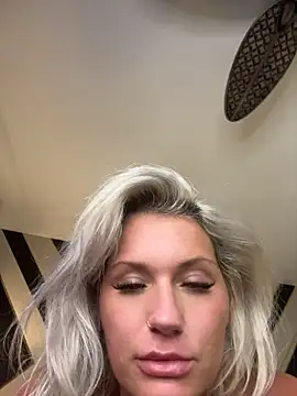 XXX chat uživo modela Peachyb
