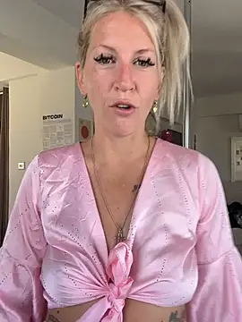 AtomBlondy Adlı Modelin Canlı XXX Sohbeti