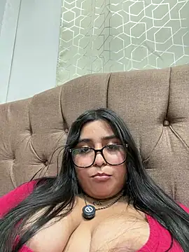 צ'אט XXX בשידור חי של virginbrunette99