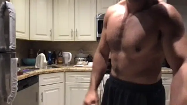 BigGuyMuscle 即時 XXX 聊天