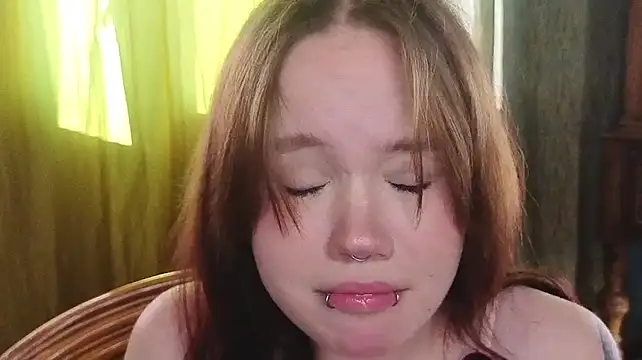 LeahAllsop's Live Chat Room