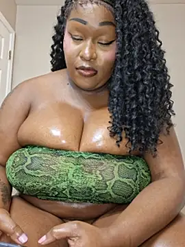 Chatroom XXX en direct de QueenSu