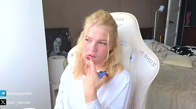 Maya_NextDoor's Live XXX Chat