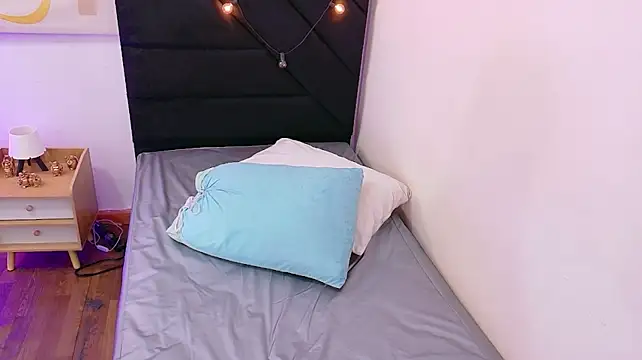 Chat +18 de kinkyhousewifee ao vivo