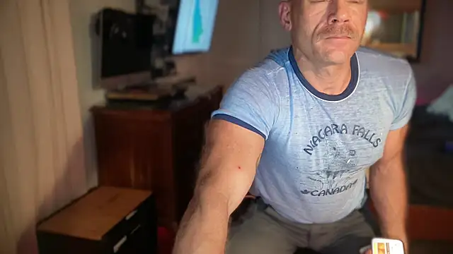 Chatroom XXX en direct de FitStacheDaddy