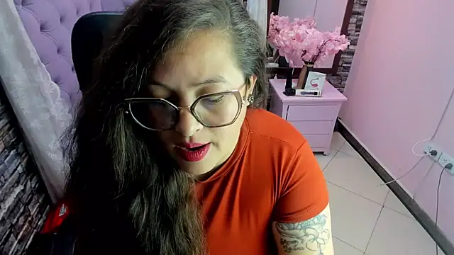 SaraThonson_ Adlı Modelin Canlı XXX Sohbeti