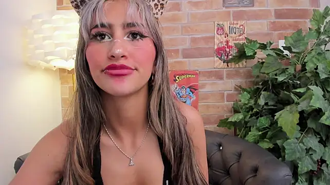 miss___taylor Adlı Modelin Canlı XXX Sohbeti
