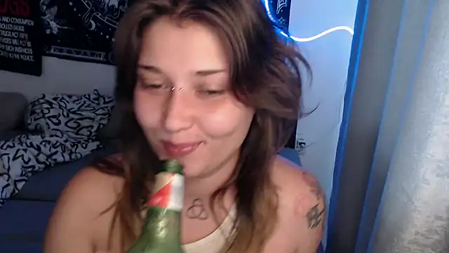 AlienforTwenty's Live XXX Chat