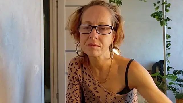 LioraWeiss élő XXX-chatje
