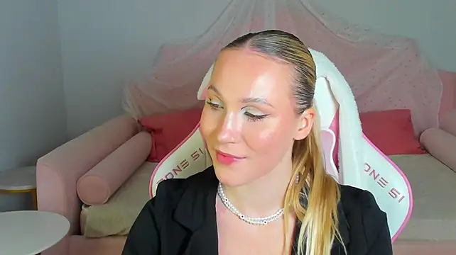 ElaraVoltage élő XXX-chatje