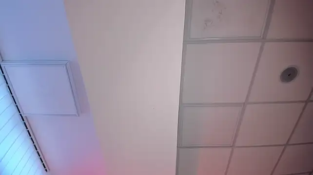 Lucy_Grayyy's Live Chat Room