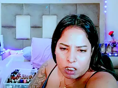 indiantopaz694u Adlı Modelin Canlı XXX Sohbeti